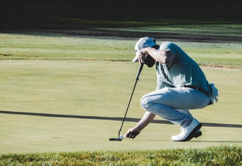 golfer setting up ball for putt in northwest chicago