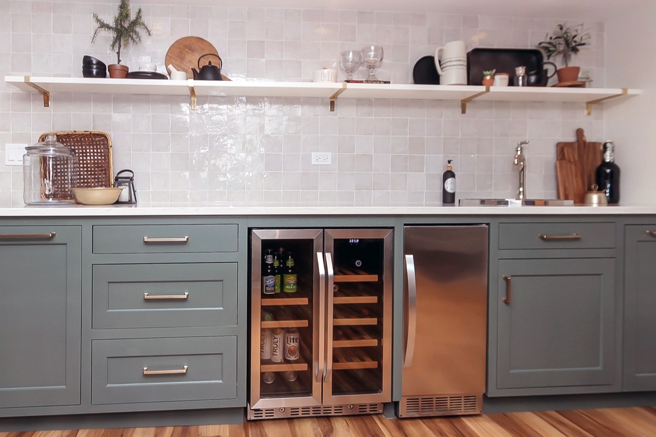 Wet bar refrigerator with ice discount maker