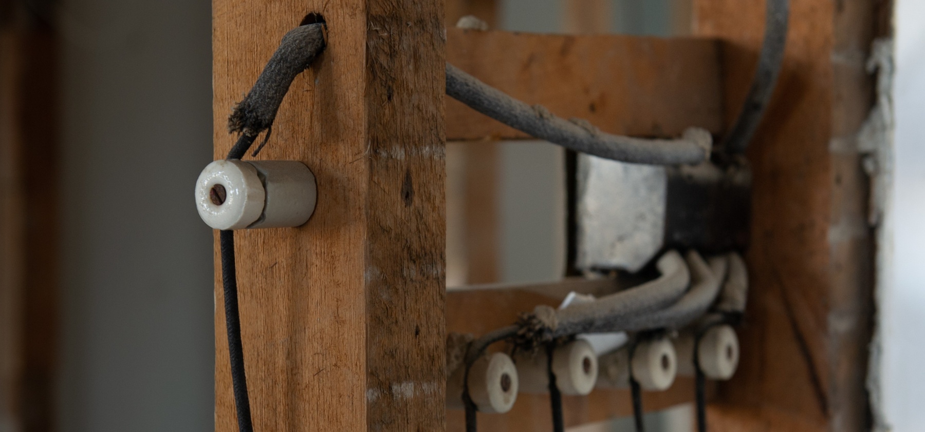AdobeStock_348392778-knob-and-tube-wiring-1800px