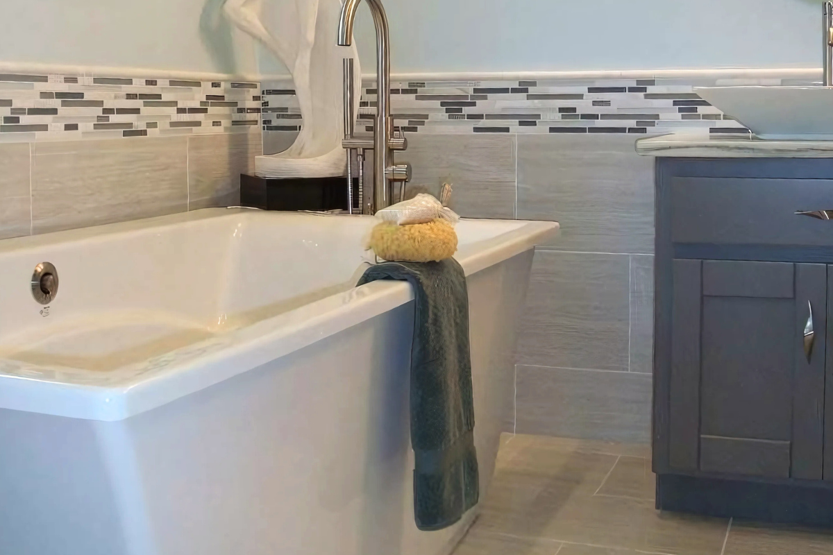 serene-bathroom-soaking-tub