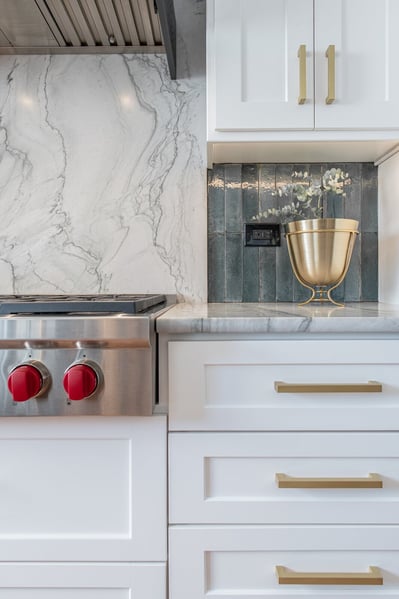 white grey kitchen remodel with quartz backsplash in chicago