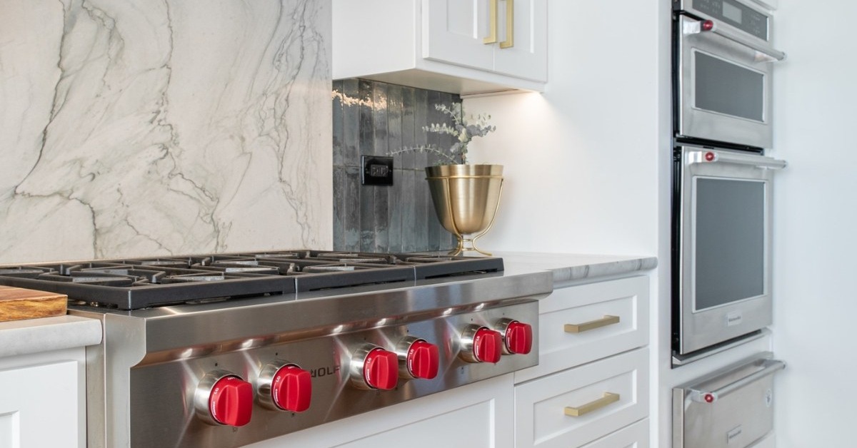 white-transitional-kitchen-remodel-with-slab-backsplash-behind-cooktop