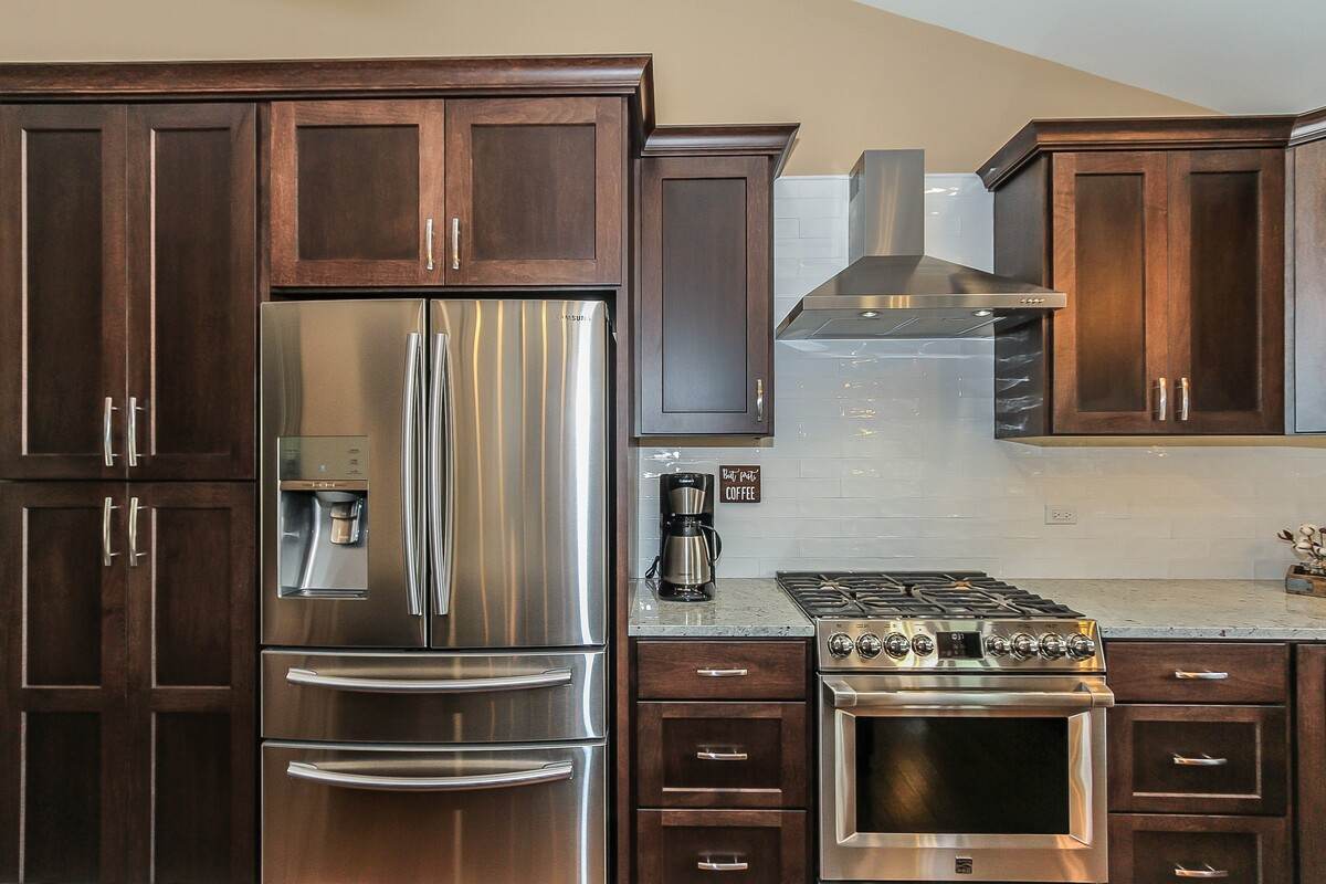 https://www.patrickafinn.com/hs-fs/hubfs/modern-kitchen-remodel-with-stainless-steel-appliances-and-range-hood.jpg?width=1200&height=800&name=modern-kitchen-remodel-with-stainless-steel-appliances-and-range-hood.jpg