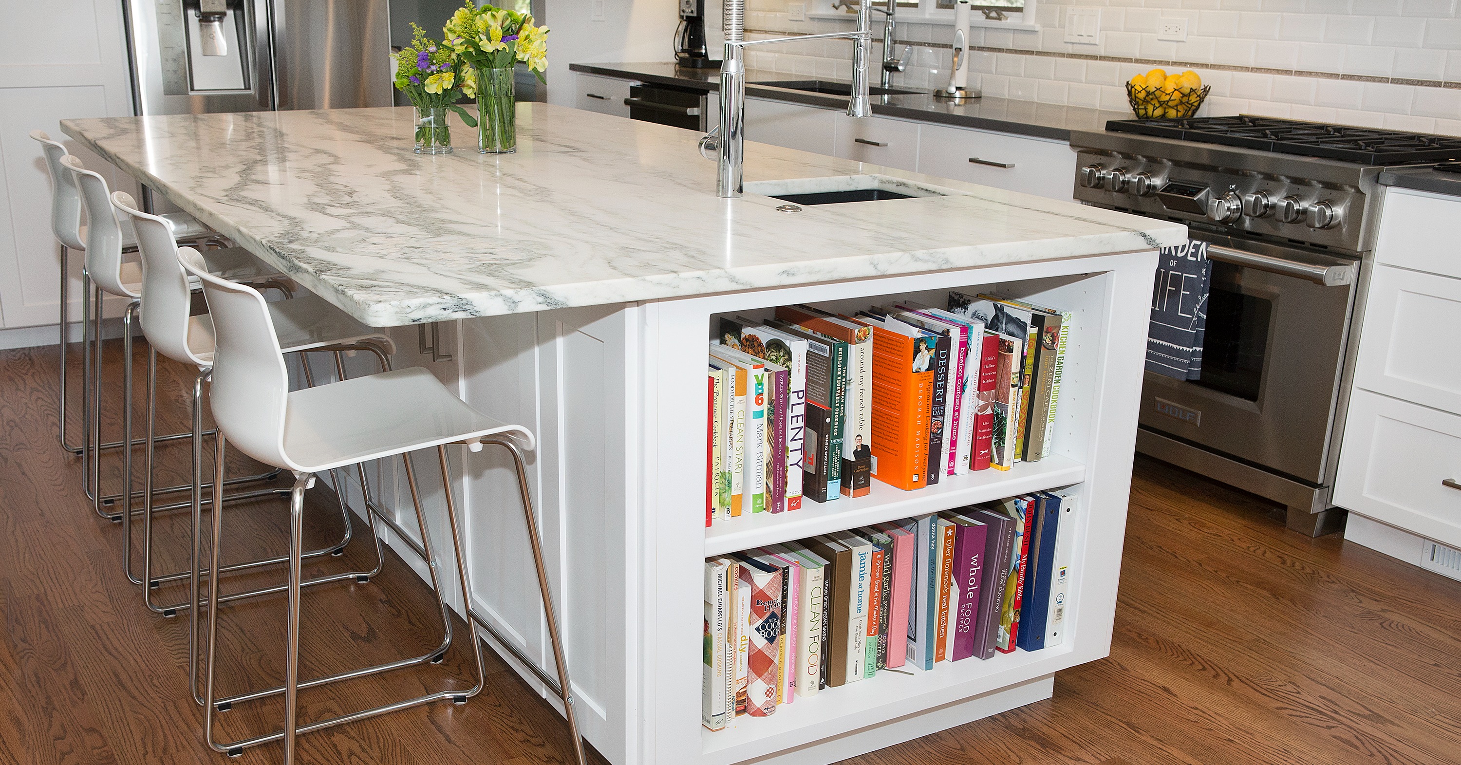 small-space-storage-made-easy-with-custom-built-in-bookshelves