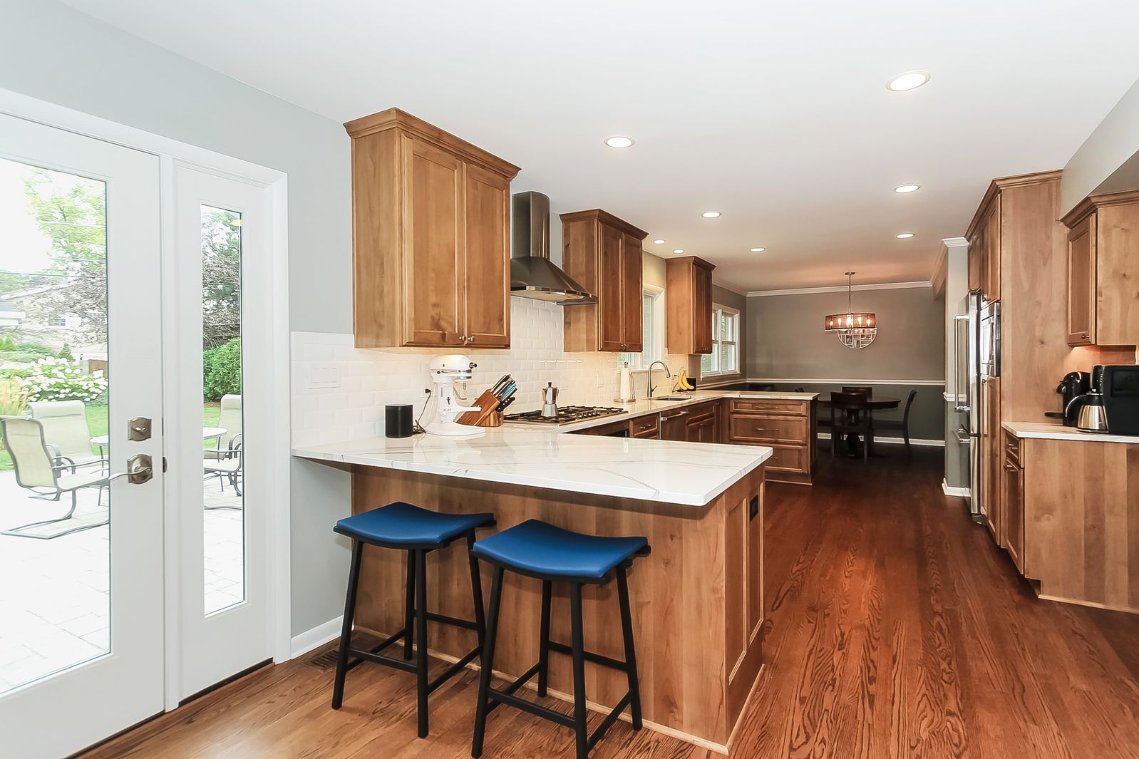 kitchen remodel in arlington heights with oak cabinets